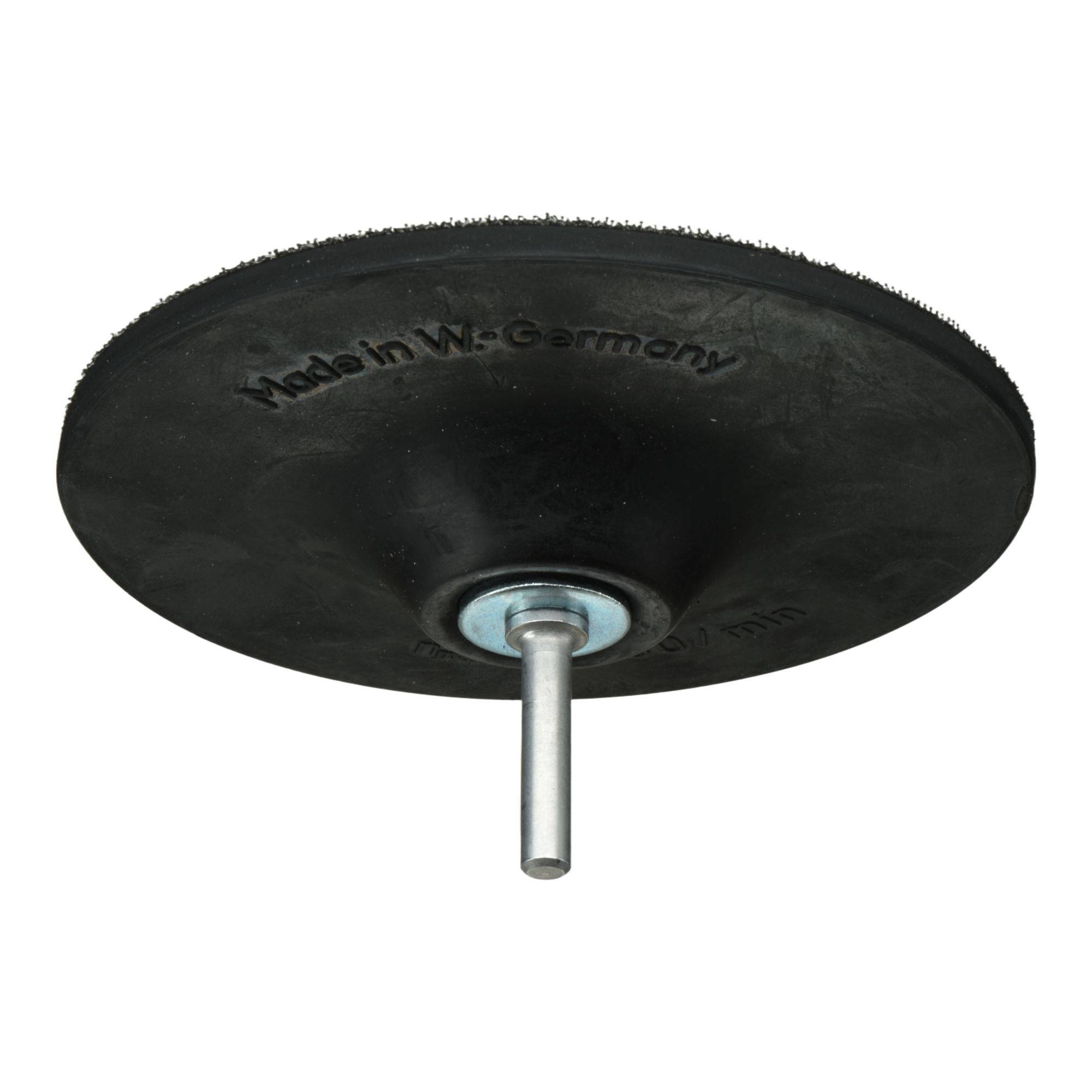 Czarny, okrągły gumowy pad polerski z metalowym prętem w centrum, na powierzchni którego wygrawerowano napis 'Made in W. Germany'.