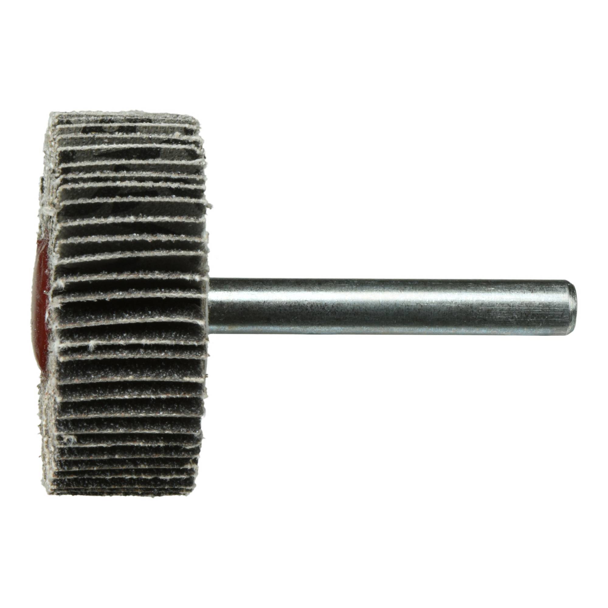 Zbliżenie płaskiego koła szlifierskiego z centralnym metalowym trzpieniem, używanego do szlifowania i wykańczania powierzchni, sfotografowane na białym tle.