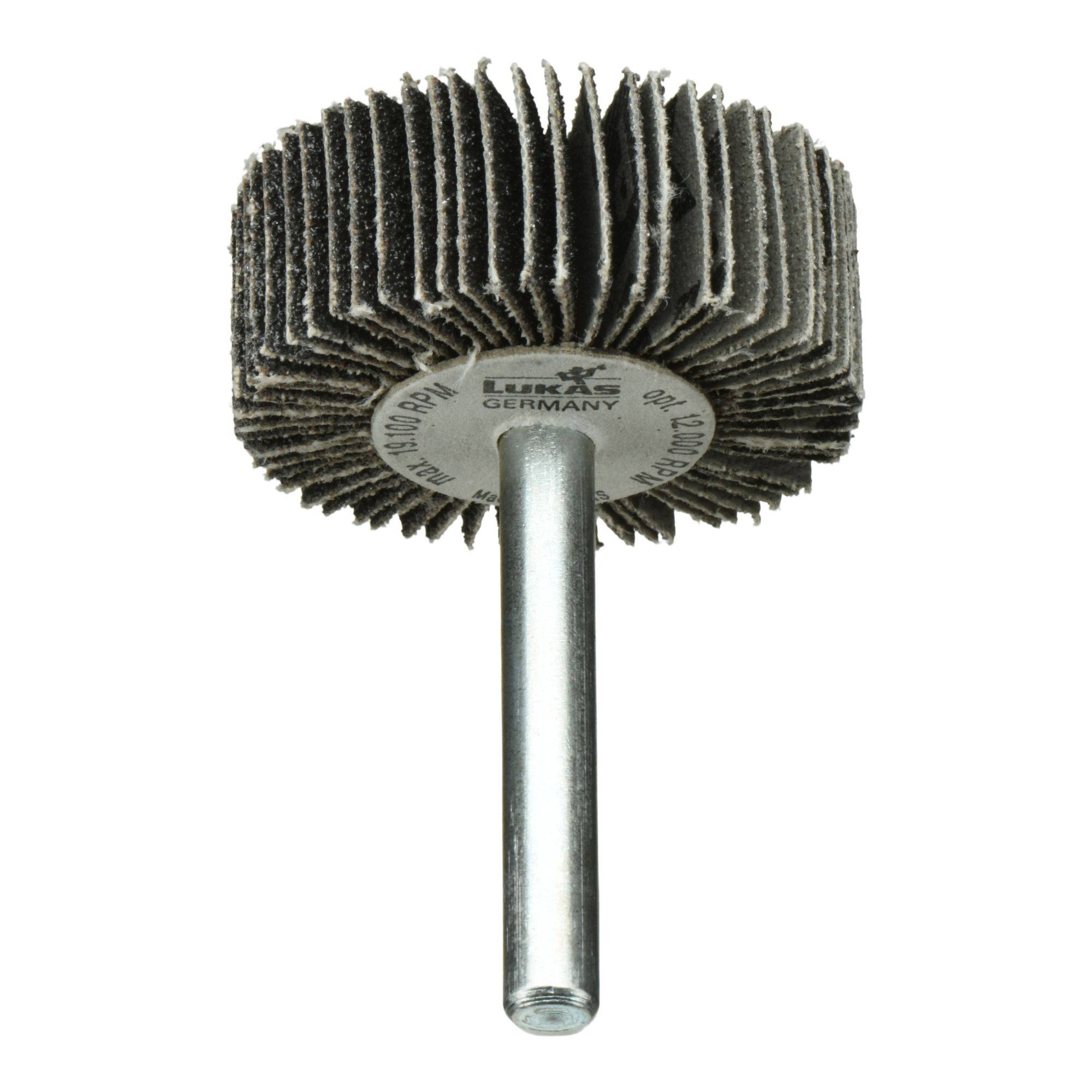 Cylindryczny ścierny dysk lamelkowy z metalowym trzpieniem, używany do usuwania zadziorów i wykańczania powierzchni. Oznaczony etykietą 'LERS Germany'.