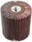 Cylindryczny, lamelkowy dysk ścierny z centralnym otworem mocującym, stosowany do wykańczania i polerowania powierzchni metalowych.