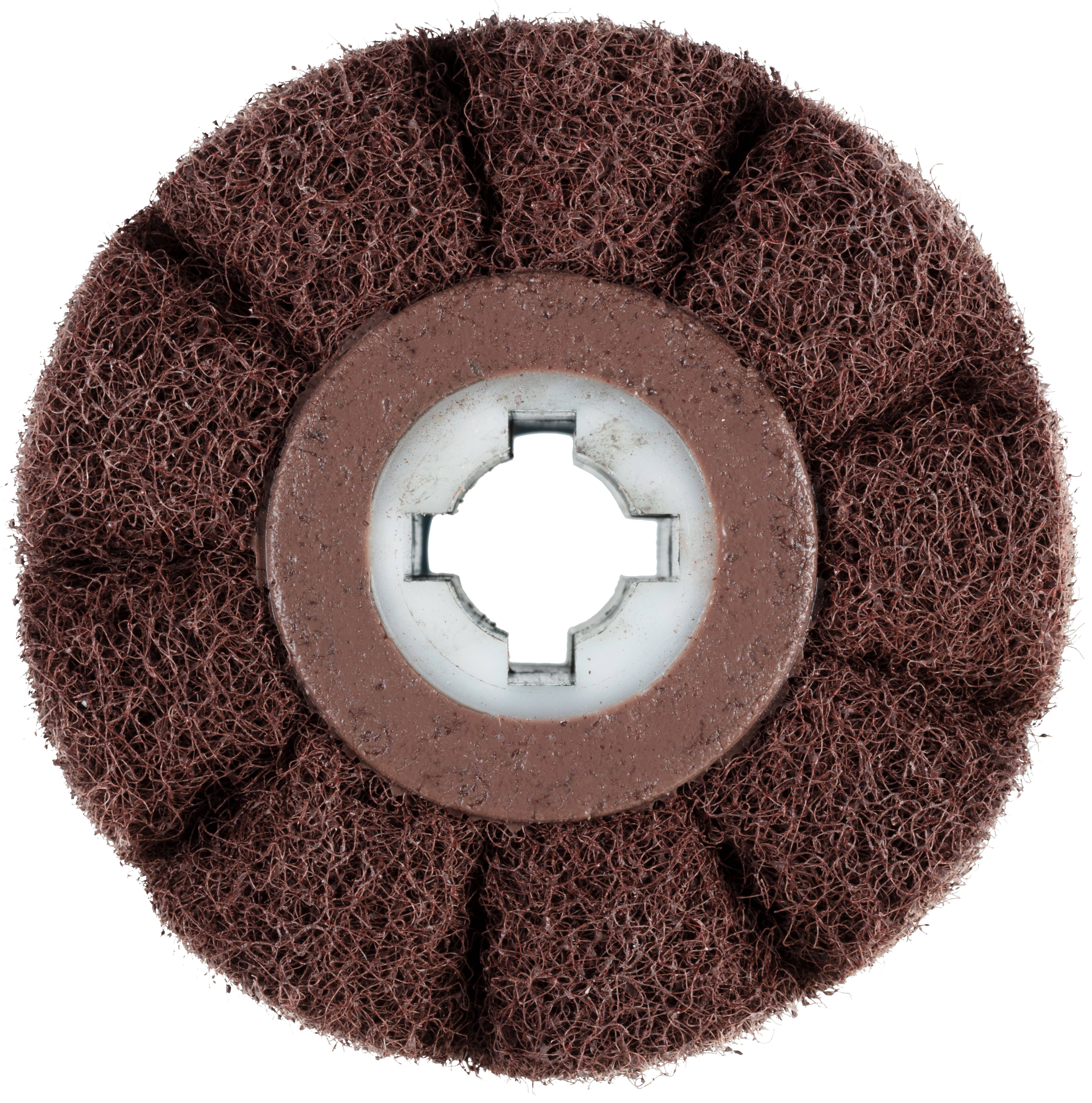 Okrągła, brązowa, szorstka gąbka do szorowania z białą centralną strefą mocowania, używana do czyszczenia lub polerowania powierzchni.