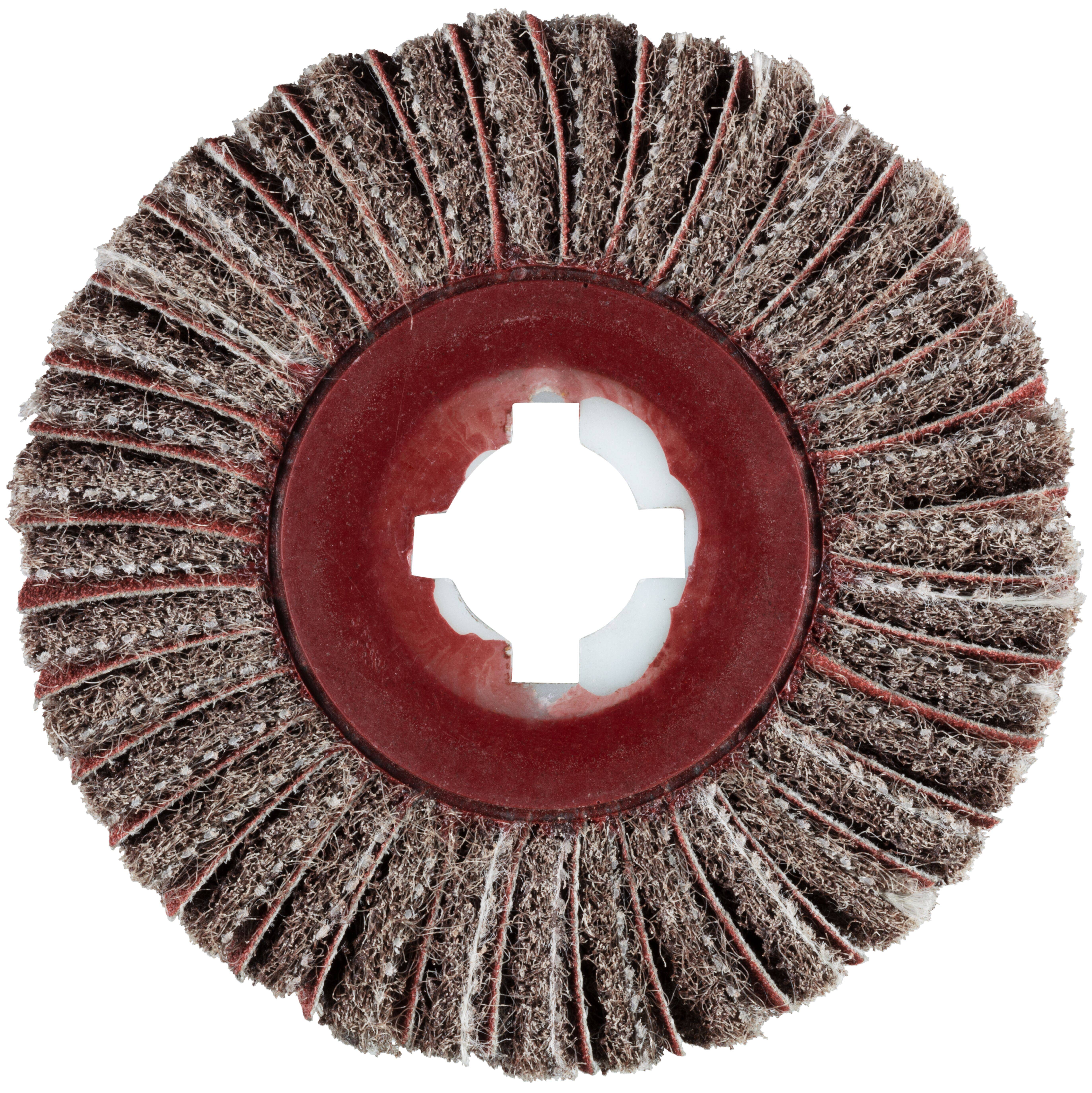 Okrągła szczotka druciana z gęstymi włoskami i czerwonym plastikowym otworem środkowym do mocowania w elektronarzędziu, przeznaczona do czyszczenia lub polerowania.