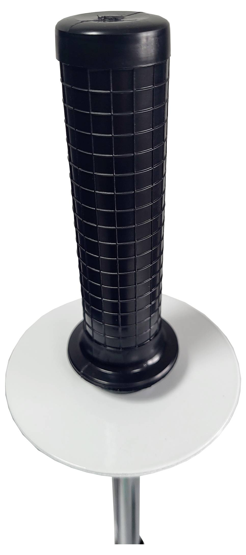 Pionowy, czarny, cylindryczny słup z wzorem kratki stoi na białej, okrągłej podstawie, zamocowany na cienkiej metalowej rurce, na białym tle.