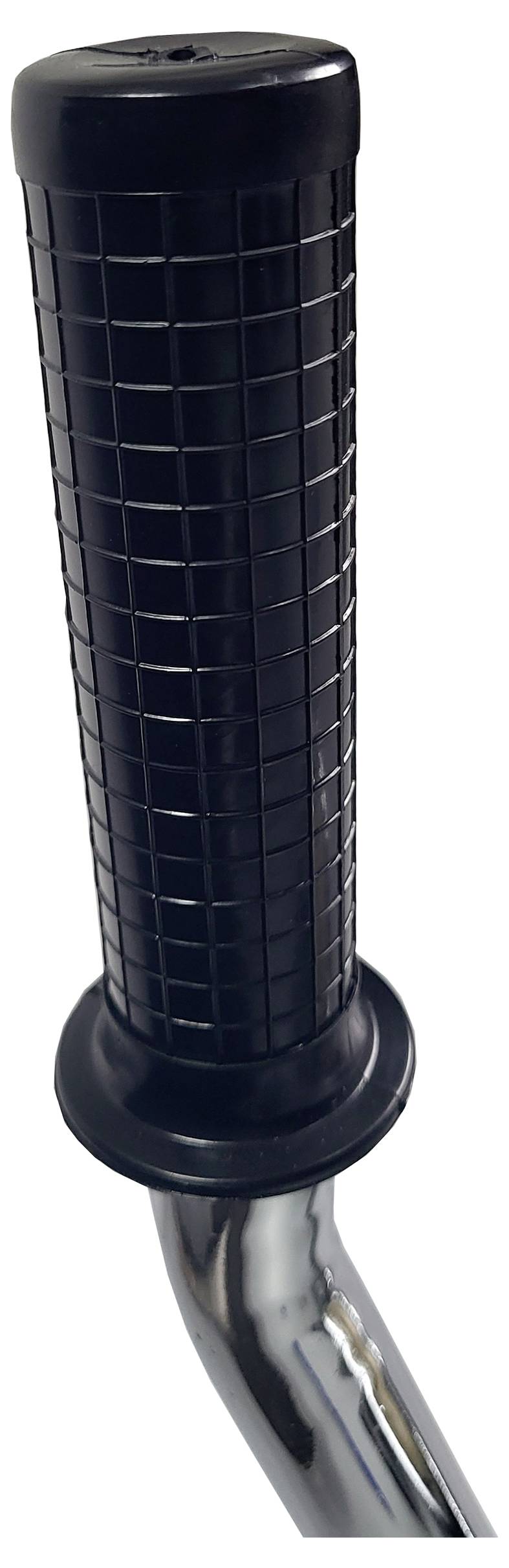 Zbliżenie czarnego, teksturowanego uchwytu kierownicy na lśniącej metalowej rurze, sugerujące, że jest częścią roweru lub hulajnogi.