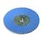 Niebieski dysk lamelkowy używany do szlifowania lub szorstkowania powierzchni, składający się z kołowego układu zachodzących na siebie warstw pokrytych materiałem ściernym i centralnym otworem mocującym.