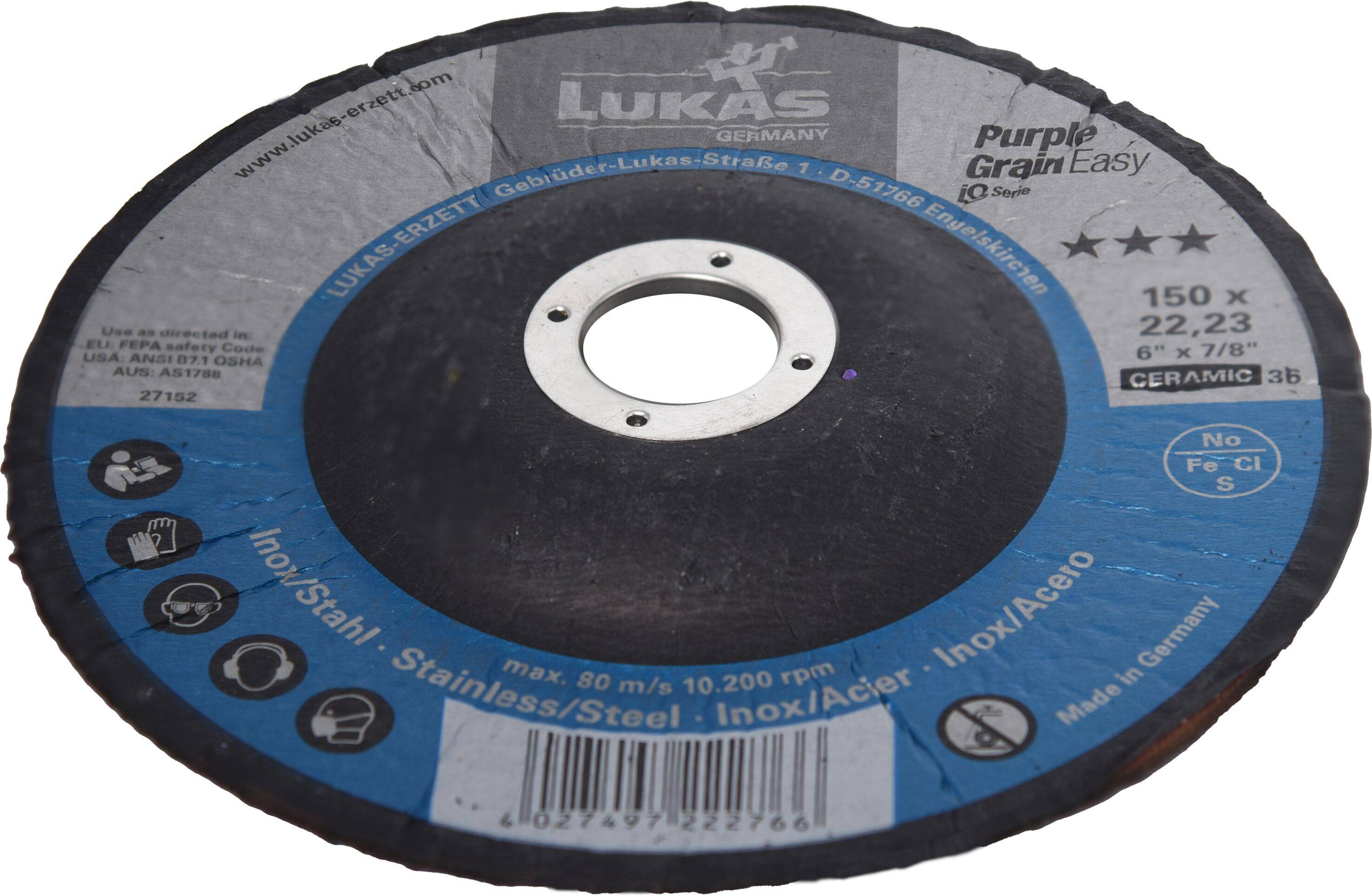 Tarczka szlifierska firmy Lukas w kształcie koła, przeznaczona do obróbki metalu. Posiada otwór centralny oraz oznaczenia parametrów wydajnościowych i specyfikacji.