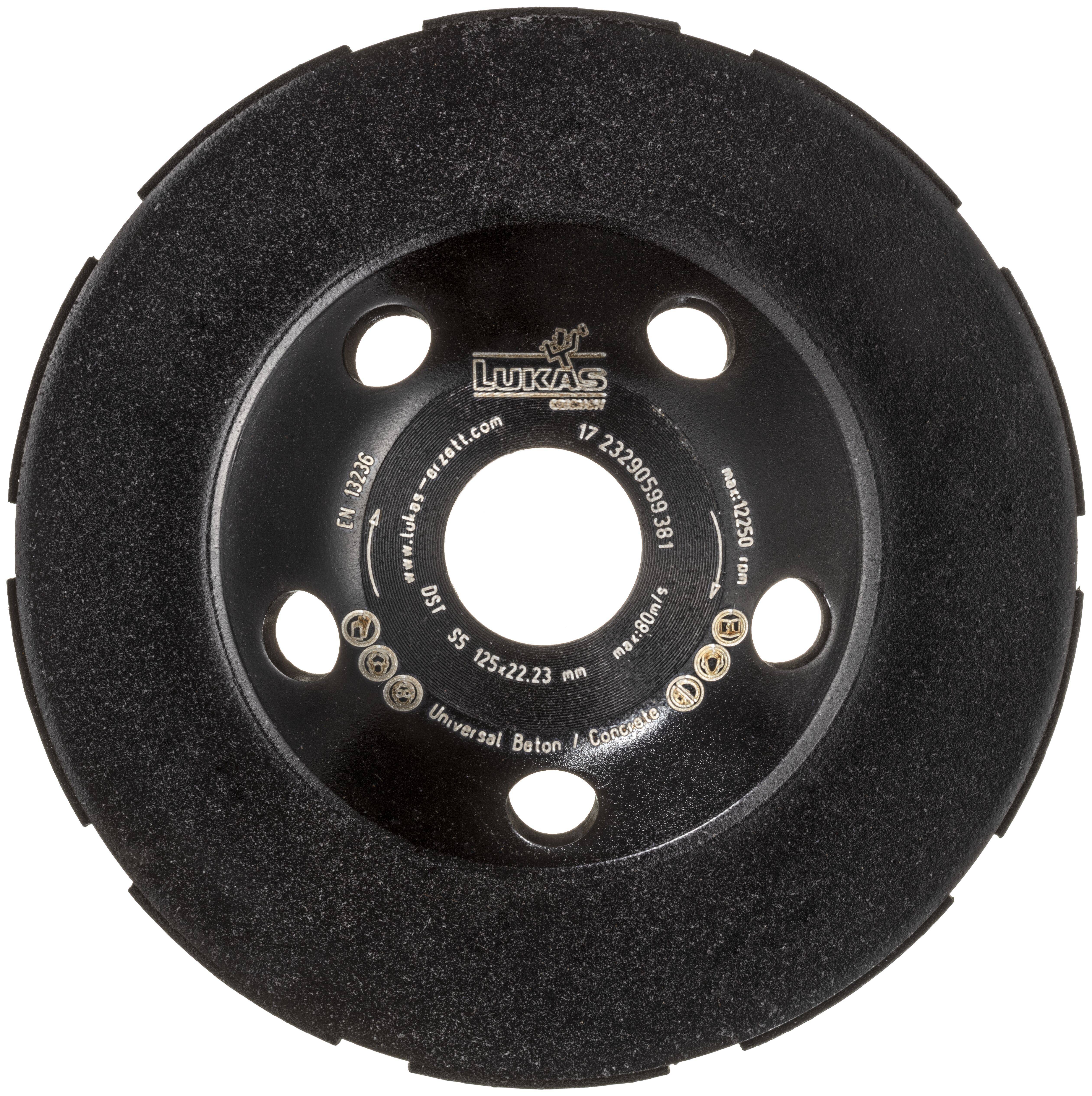 Zbliżenie czarnej ściernej tarczy szlifierskiej z centralnymi otworami mocującymi, oznaczonej etykietą 'Lukas' i specyfikacjami wokół środkowego okręgu.
