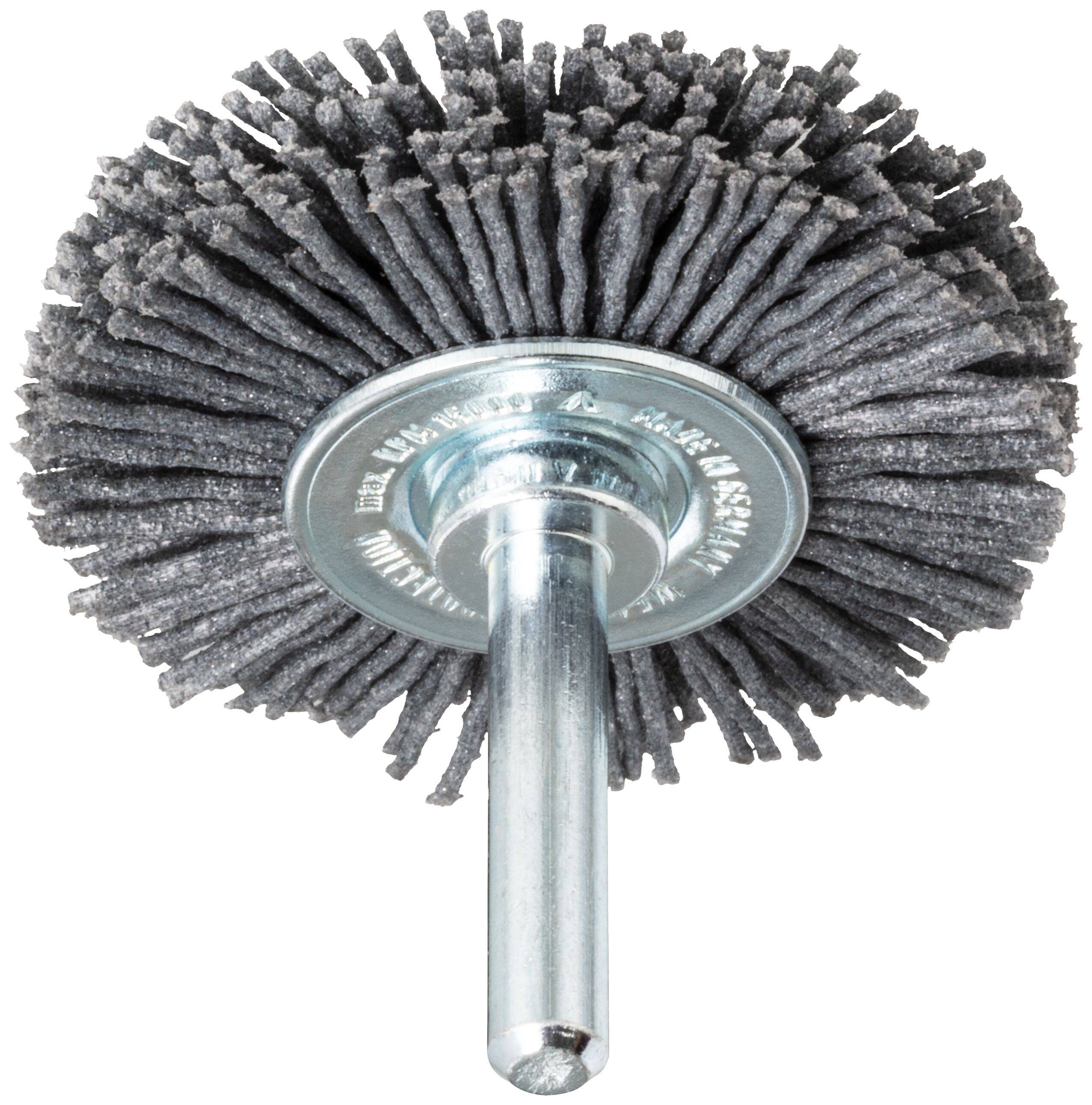 Okrągła szczotka druciana z gęstymi włosiem i metalowym trzonkiem, używana do czyszczenia, usuwania zadziorów lub wykańczania powierzchni w pracach mechanicznych.