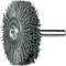 Cylindryczna szczotka ścierna z metalowym uchwytem, stosowana do wykańczania powierzchni lub czyszczenia w zastosowaniach mechanicznych lub przemysłowych.