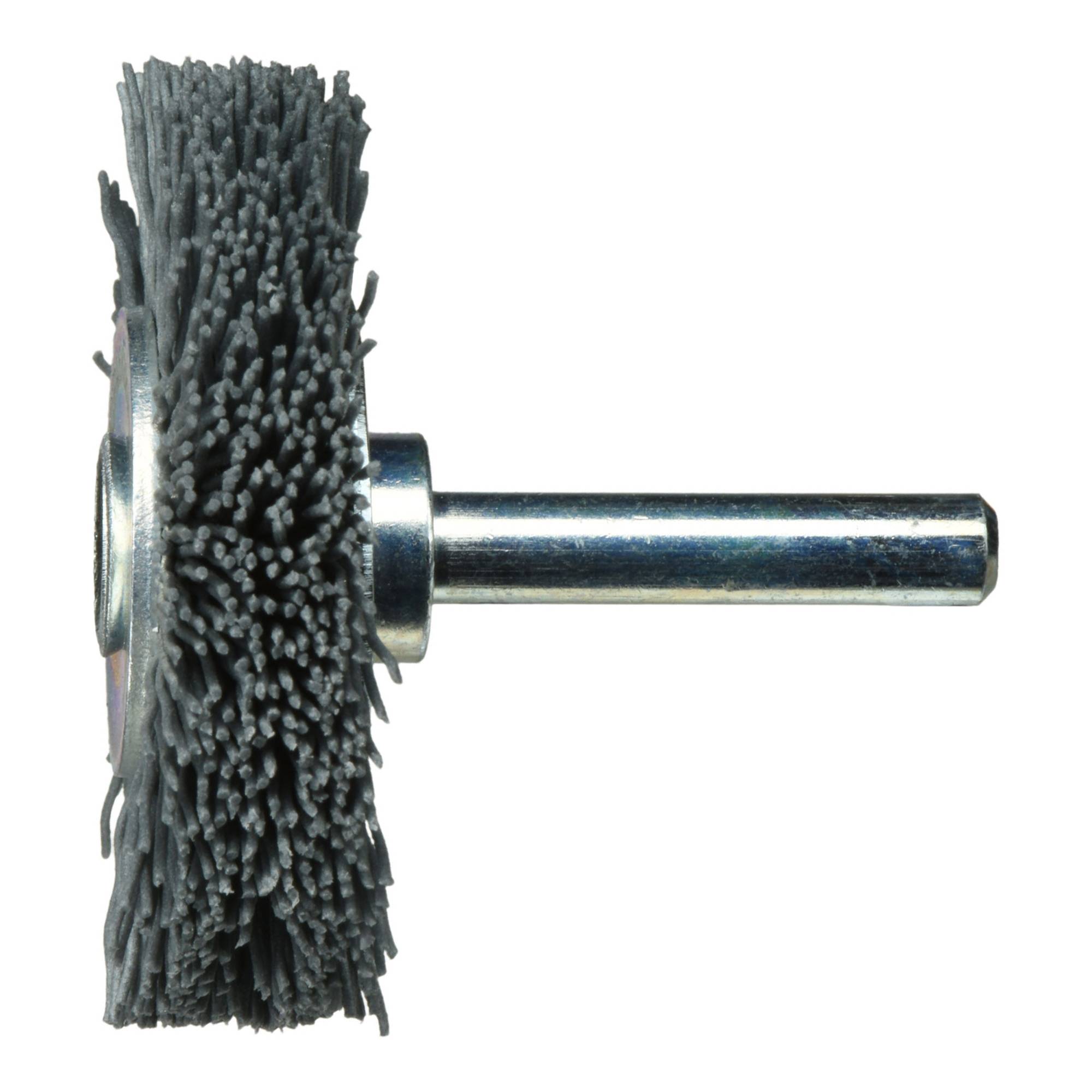 Okrągła szczotka druciana z metalowym uchwytem, używana do czyszczenia lub polerowania powierzchni.