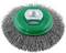 Szczotka druciana z zielonym środkiem, przeznaczona do czyszczenia lub polerowania powierzchni metalowych. Metalowe włosie ułożone jest w kształcie koła.
