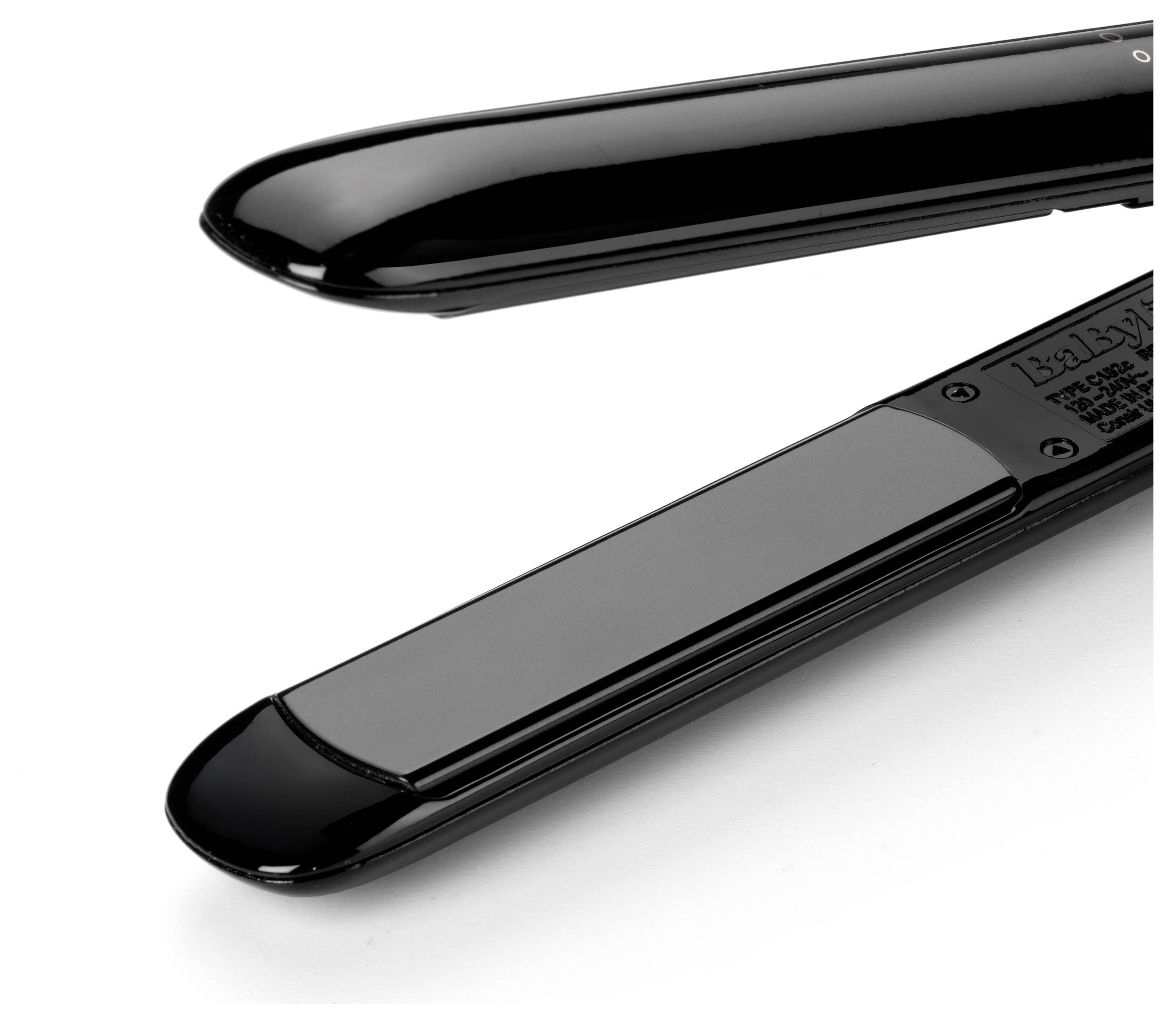 Zbliżenie na czarną prostownicę do włosów z błyszczącymi płaskimi płytkami, przeznaczoną do wygładzania i stylizacji włosów.