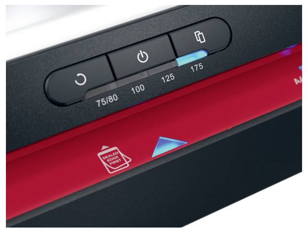 Zbliżenie panelu sterowania niszczarki dokumentów z przyciskami zasilania i ciągłego niszczenia papieru oraz czerwoną lampką sygnalizacyjną wskazującą "Zacięcie papieru".