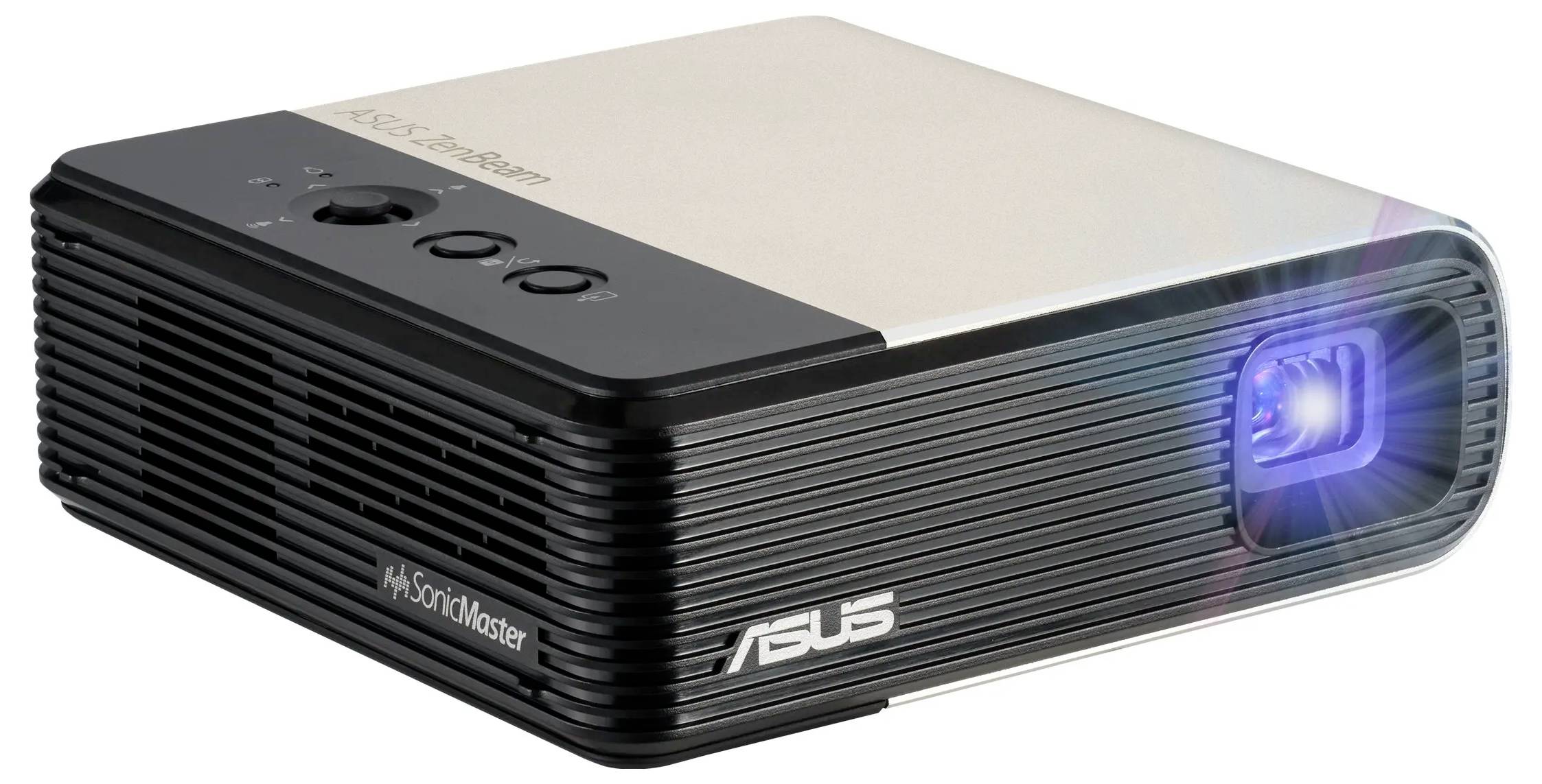 Kompaktowy projektor w kolorach srebra i czerni z niebieskim strumieniem światła. Logo marki widoczne jest z boku. Odpowiedni do prezentacji.