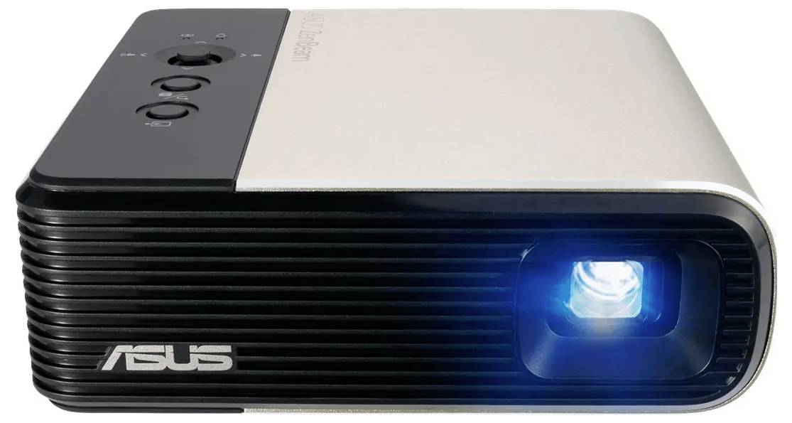 Kompaktowy, prostokątny projektor z srebrnym wierzchem i czarną przednią ścianką; obiektyw jest podświetlony, gotowy do użycia.