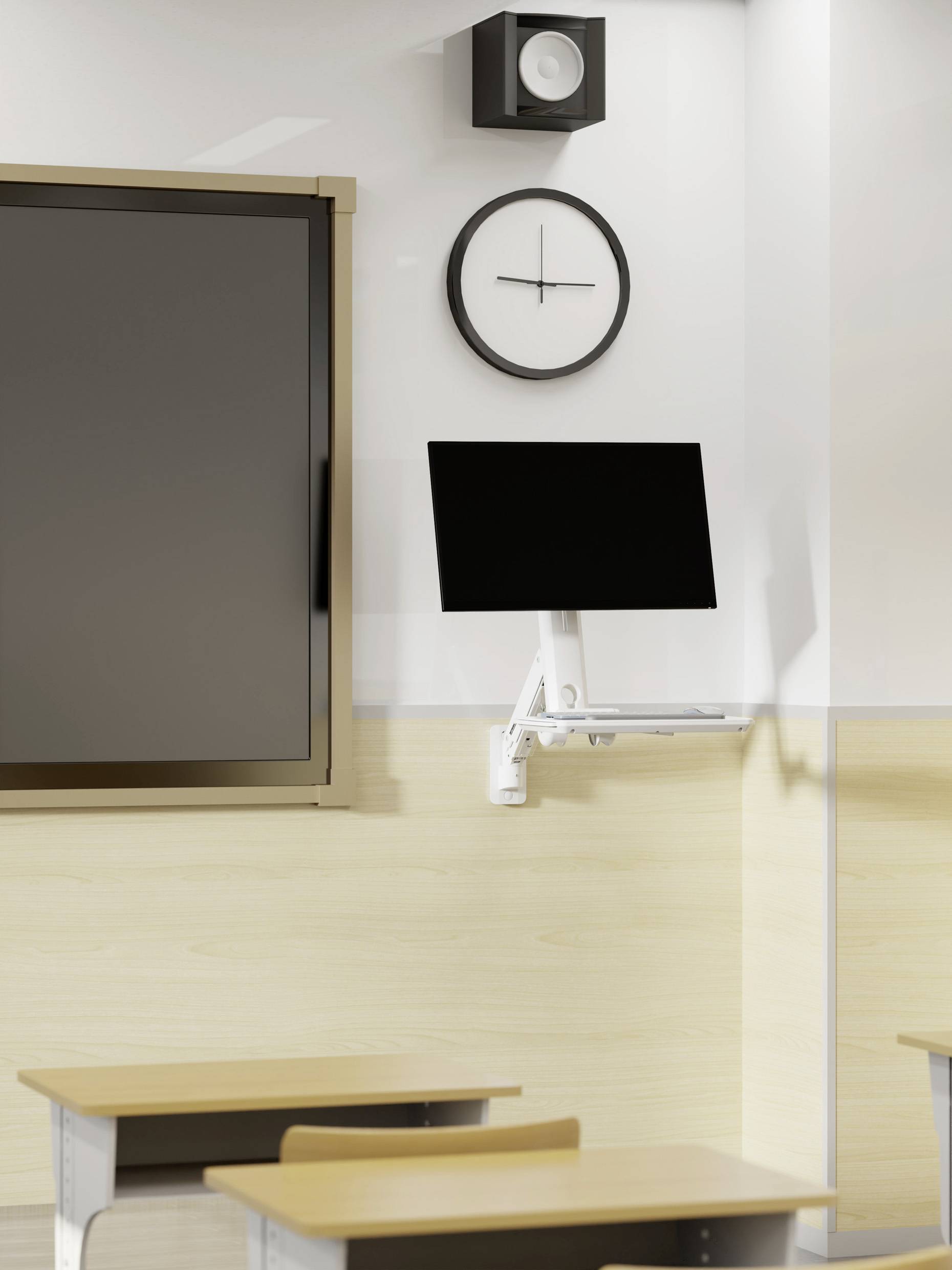 Sala lekcyjna z pustą tablicą, zegarem wiszącym na ścianie wskazującym godzinę 10:10 oraz dwoma pustymi ławkami, sugerująca gotowość do rozpoczęcia zajęć.