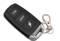 Czarny pilot samochodowy z kluczykiem, posiadający trzy przyciski oznaczone napisami 'ON', 'OFF' oraz symbolem błyskawicy, przypięty do metalowego zaczepu na klucze.