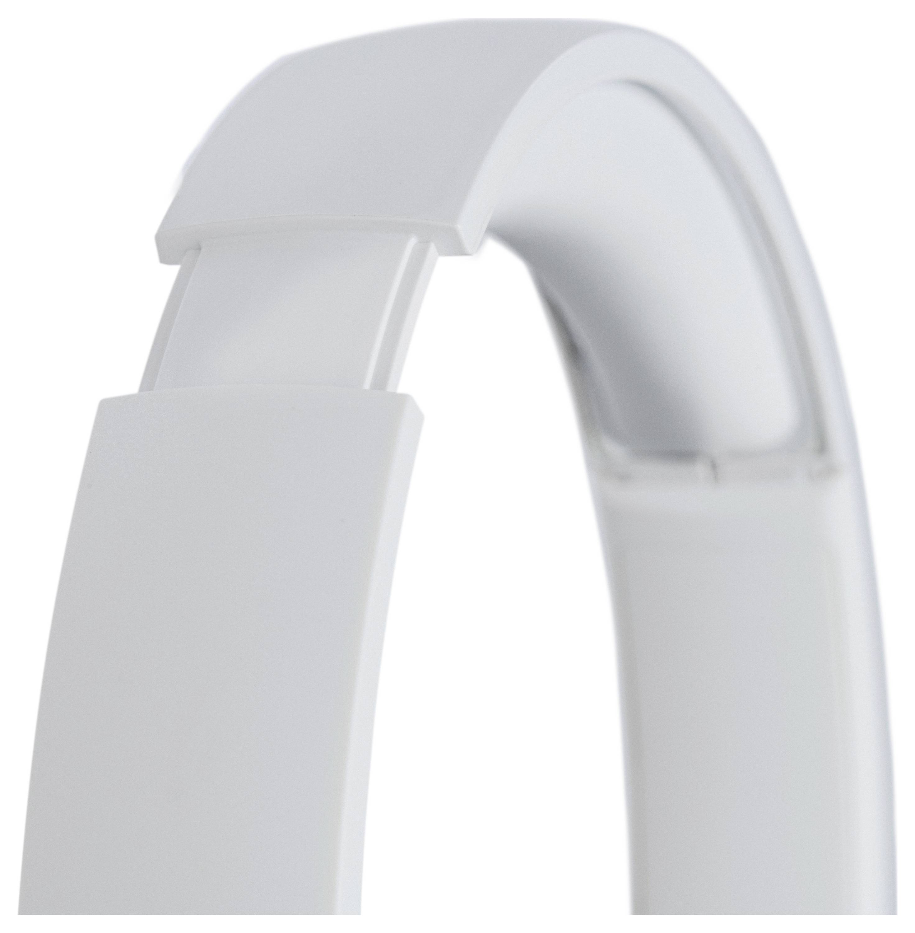 Zbliżenie na smukły, szary pas słuchawek o gładkiej, minimalistycznej stylistyce, prezentujące jego nowoczesny design i ergonomiczną budowę zorientowaną na wygodę użytkownika.