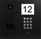 Czarny elektroniczny panel drzwiowy z kamerą, klawiaturą, głośnikiem i białym wyświetlaczem liczb pokazującym '12' do identyfikacji mieszkania.