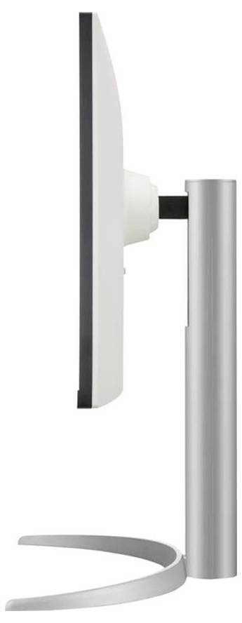 Widok z boku smukłego, nowoczesnego monitora komputerowego na eleganckiej metalowej podstawce, prezentujący jego cienki profil i współczesny design.