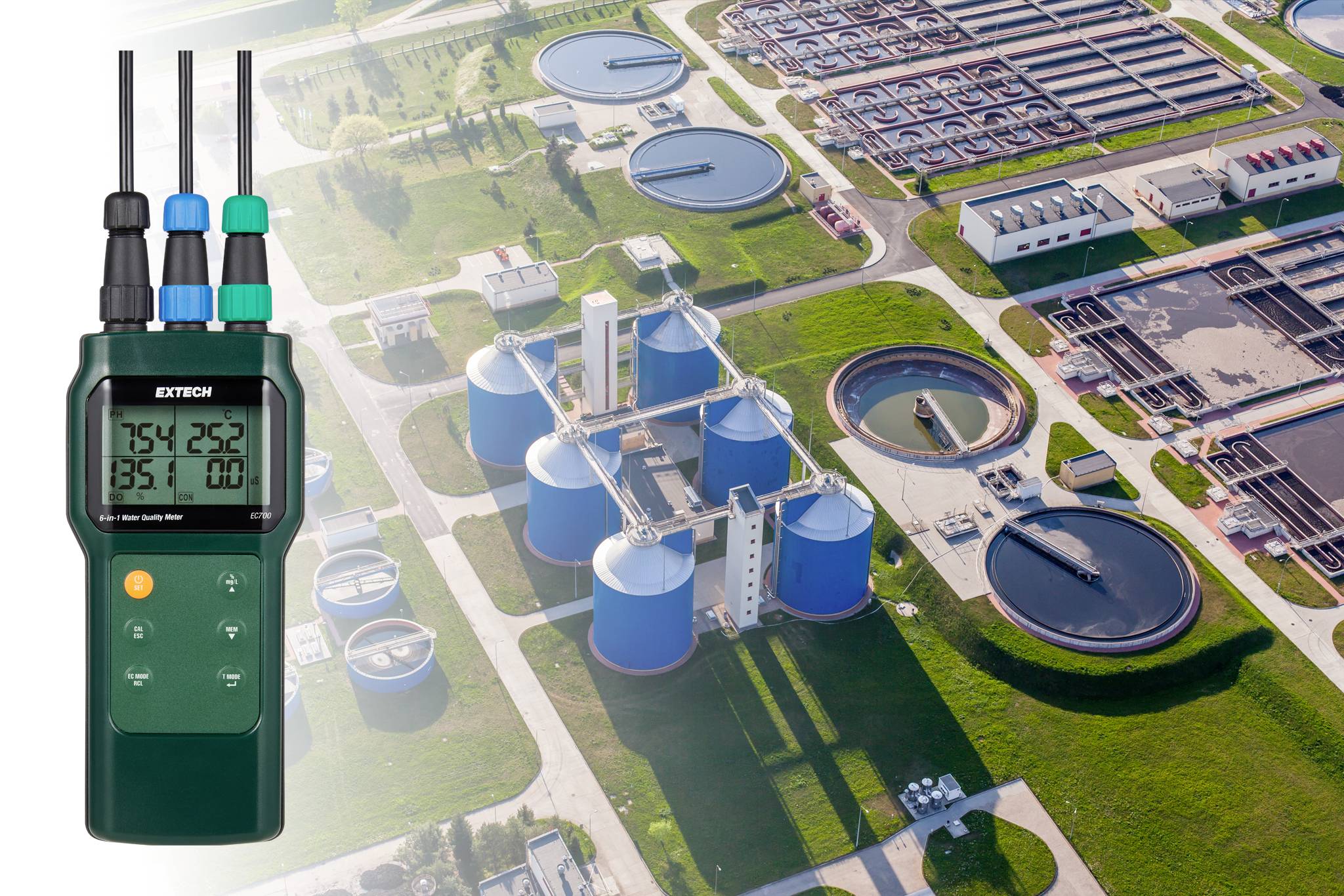 Widok z lotu ptaka oczyszczalni ścieków z bliskim ujęciem cyfrowego miernika jakości wody wyświetlającego pomiary, obrazujący analizę wody.
