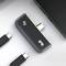 Dwuportowy hub USB-C podłączony do smartfona, z dodatkowymi kablami USB-C w pobliżu.