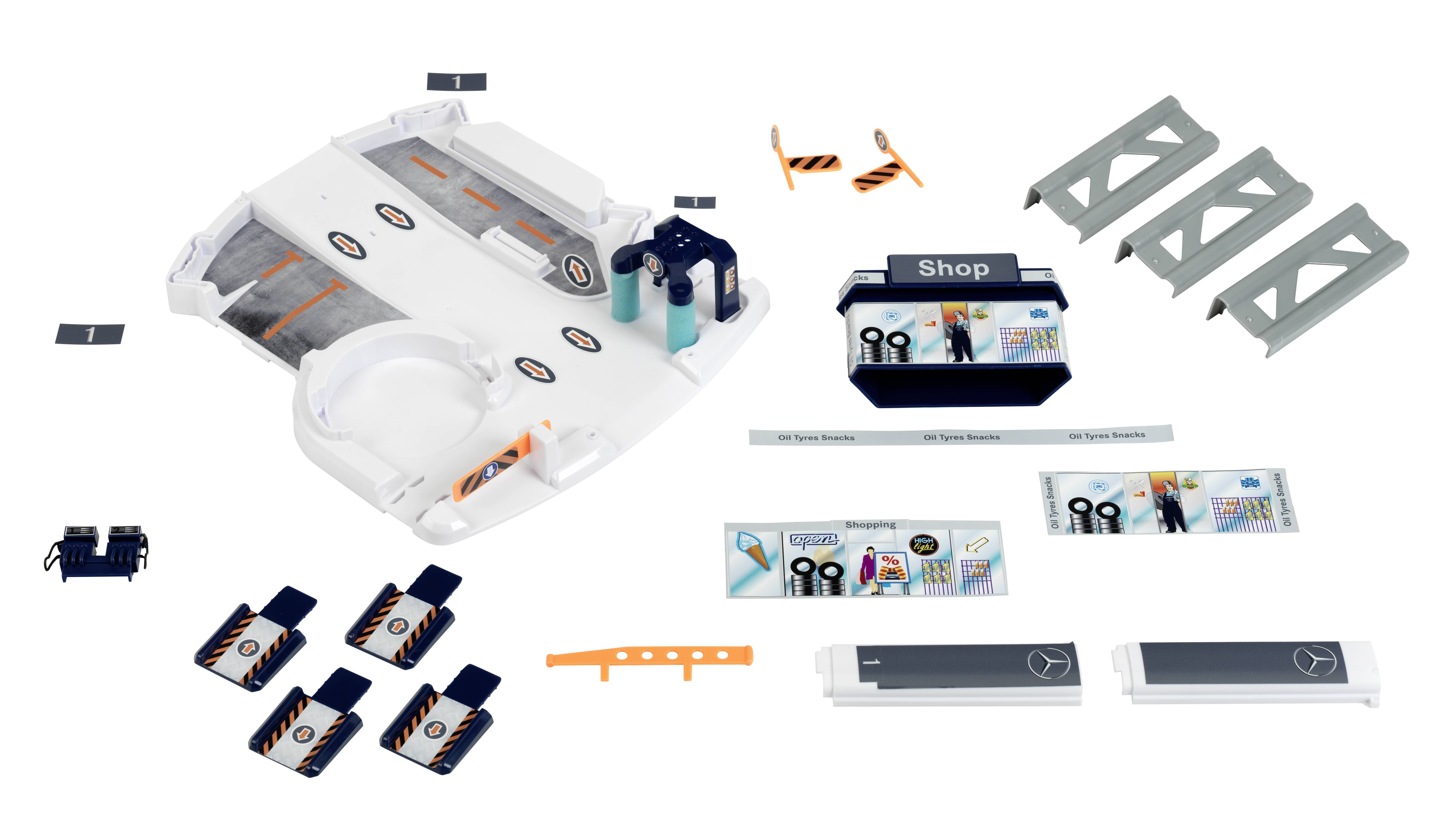 Model lotniska z białą podstawą, składający się z różnych elementów, takich jak pasy startowe, bramki, sklep i wieża kontrolna, ułożonych w oddzielnych częściach.