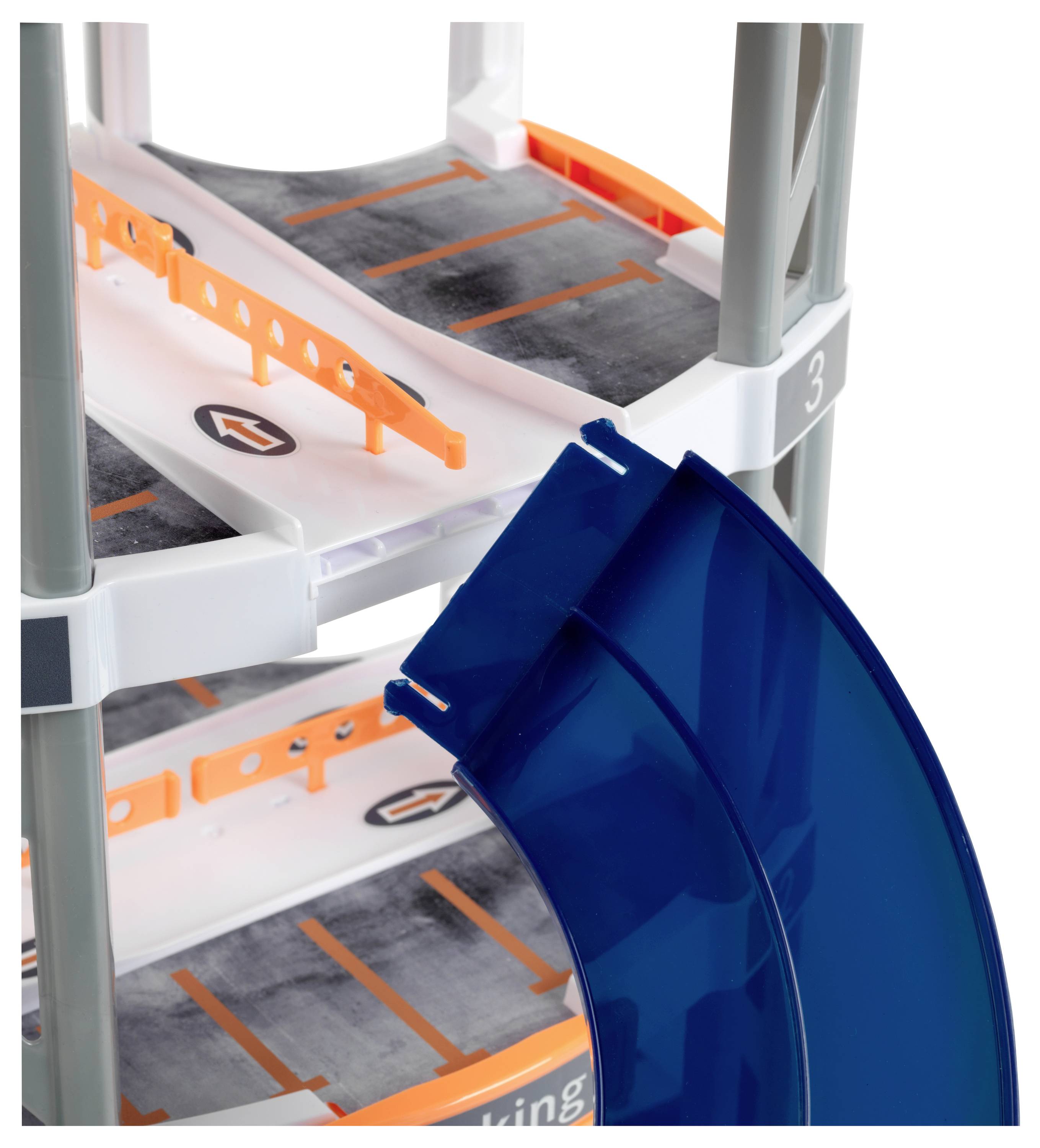 Zabawkowa struktura parkingowa z wieloma poziomami, szarymi podłogami, pomarańczowymi barierkami i niebieską zakrzywioną rampą.