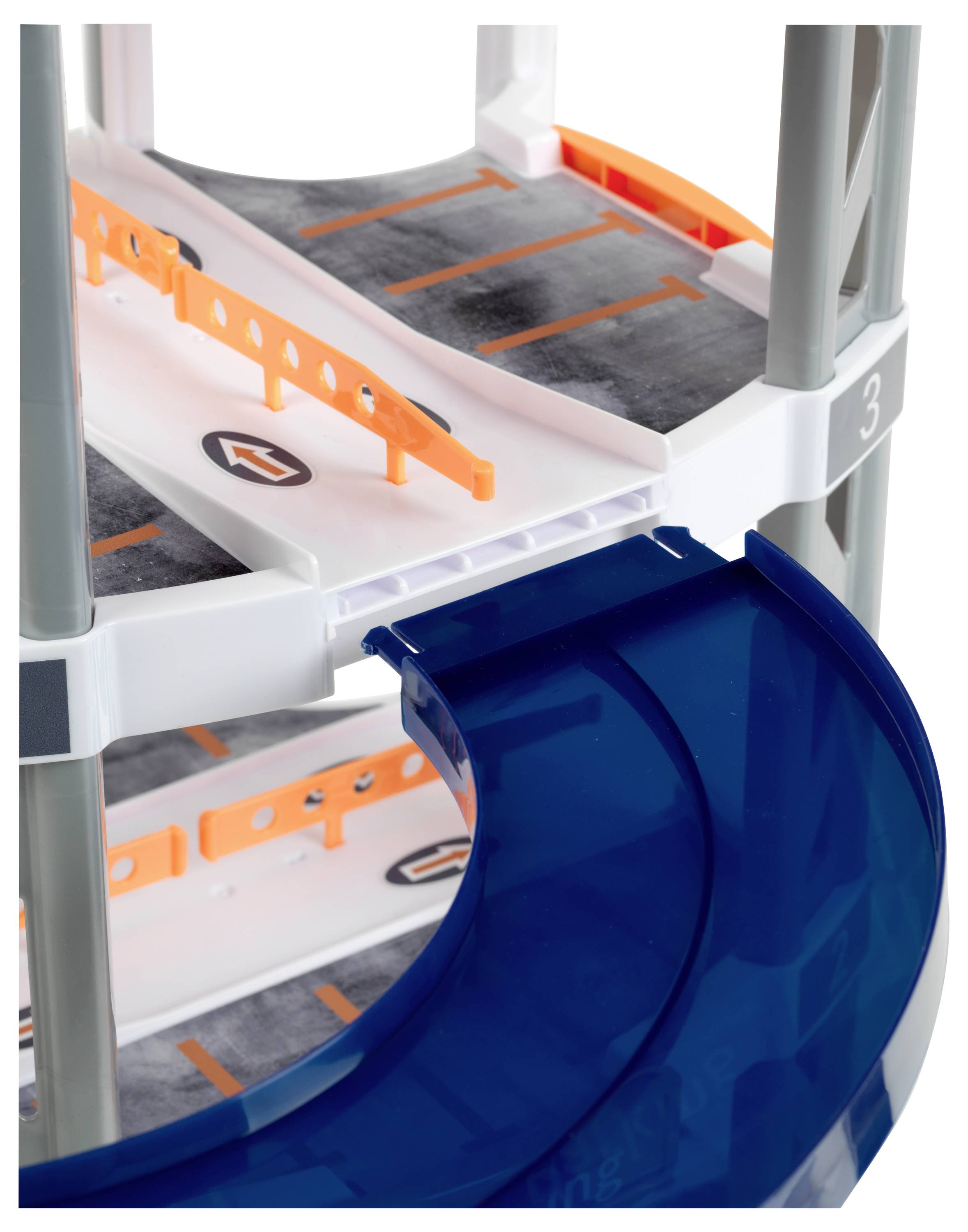 Zbliżenie wielopoziomowego parkingu zabawkowego z pomarańczowymi zjazdami, szarymi strefami parkingowymi i niebieską spiralną rampą.