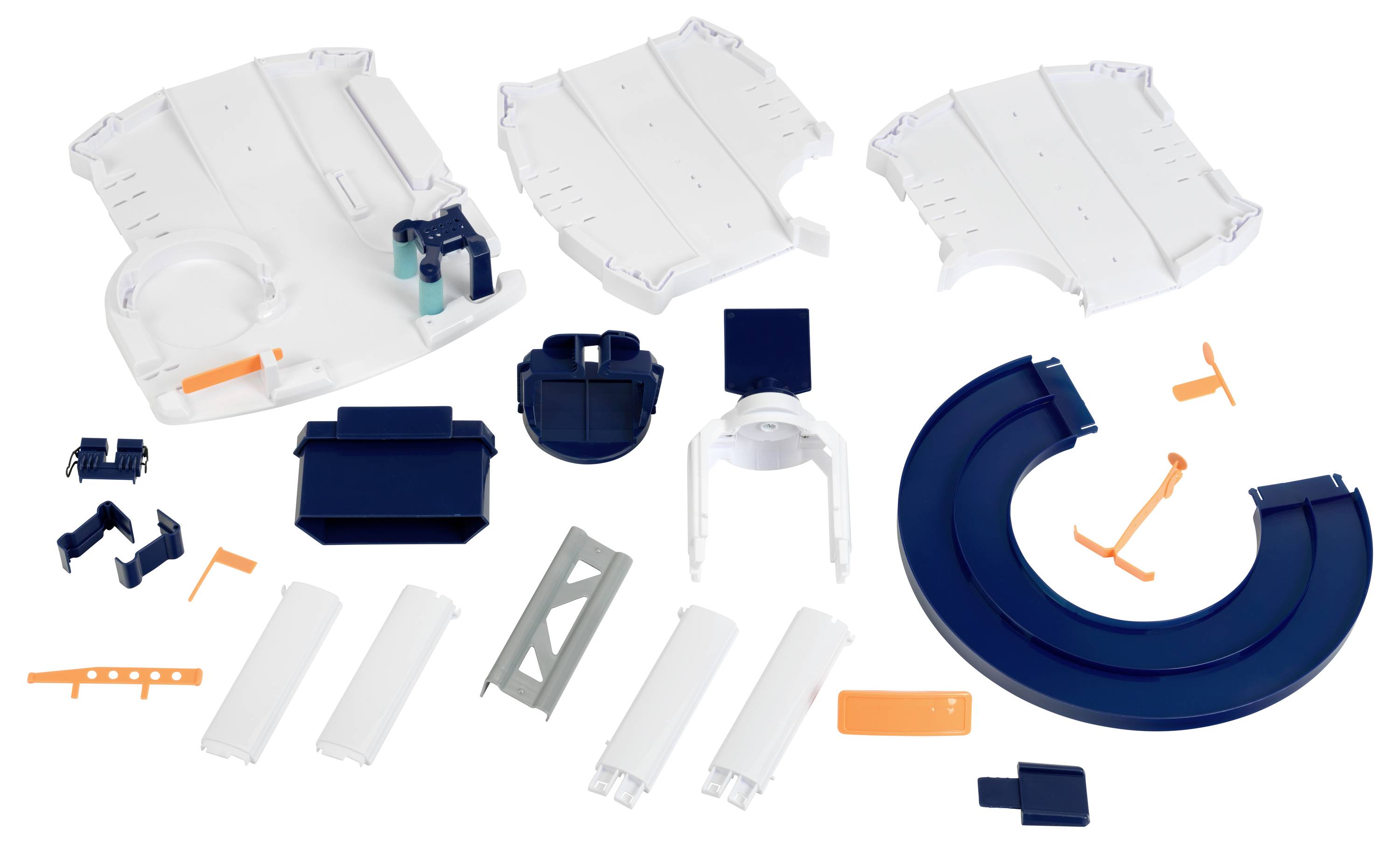 Obraz rozebranych części plastikowego urządzenia, w tym zakrzywionych i prostokątnych elementów, zatrzasków i złączy w kolorach białym, niebieskim i pomarańczowym.