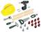 Zestaw zabawkowych narzędzi, w tym żółty kask budowlany, wiertarka, piła, szczypce, klucz, śrubokręt, nakrętki i śruby, ułożone na białej powierzchni.
