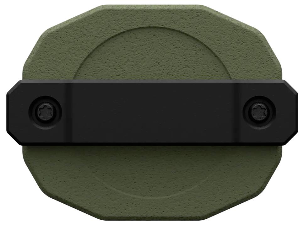 Ciemnozielony ośmiokątny obiekt z czarnym poziomym pasem przechodzącym przez środek, zabezpieczony dwoma śrubami po obu stronach.
