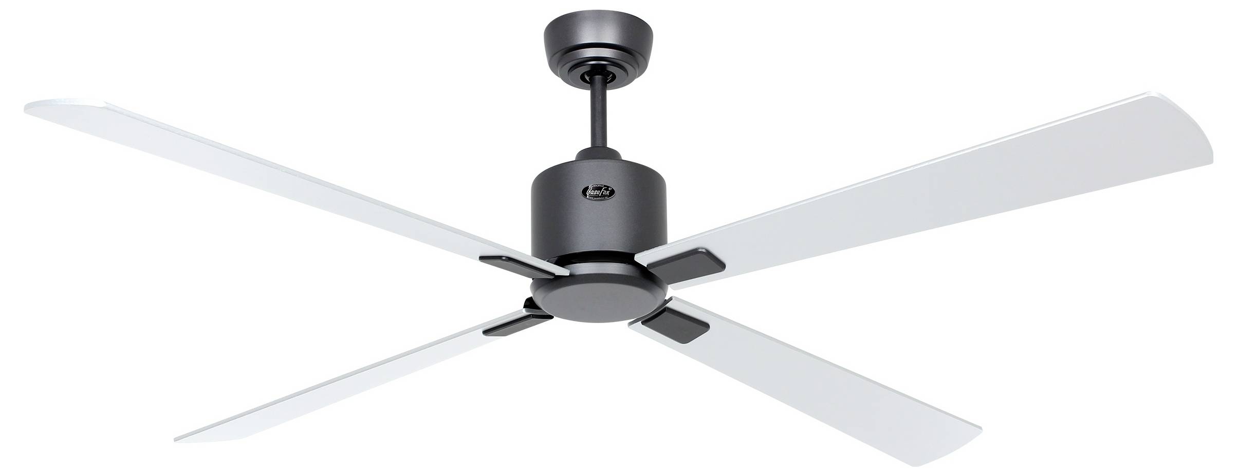 Nowoczesny wentylator sufitowy z czterema eleganckimi srebrnymi łopatkami i ciemnym centralnym silnikiem, widziany z dołu.