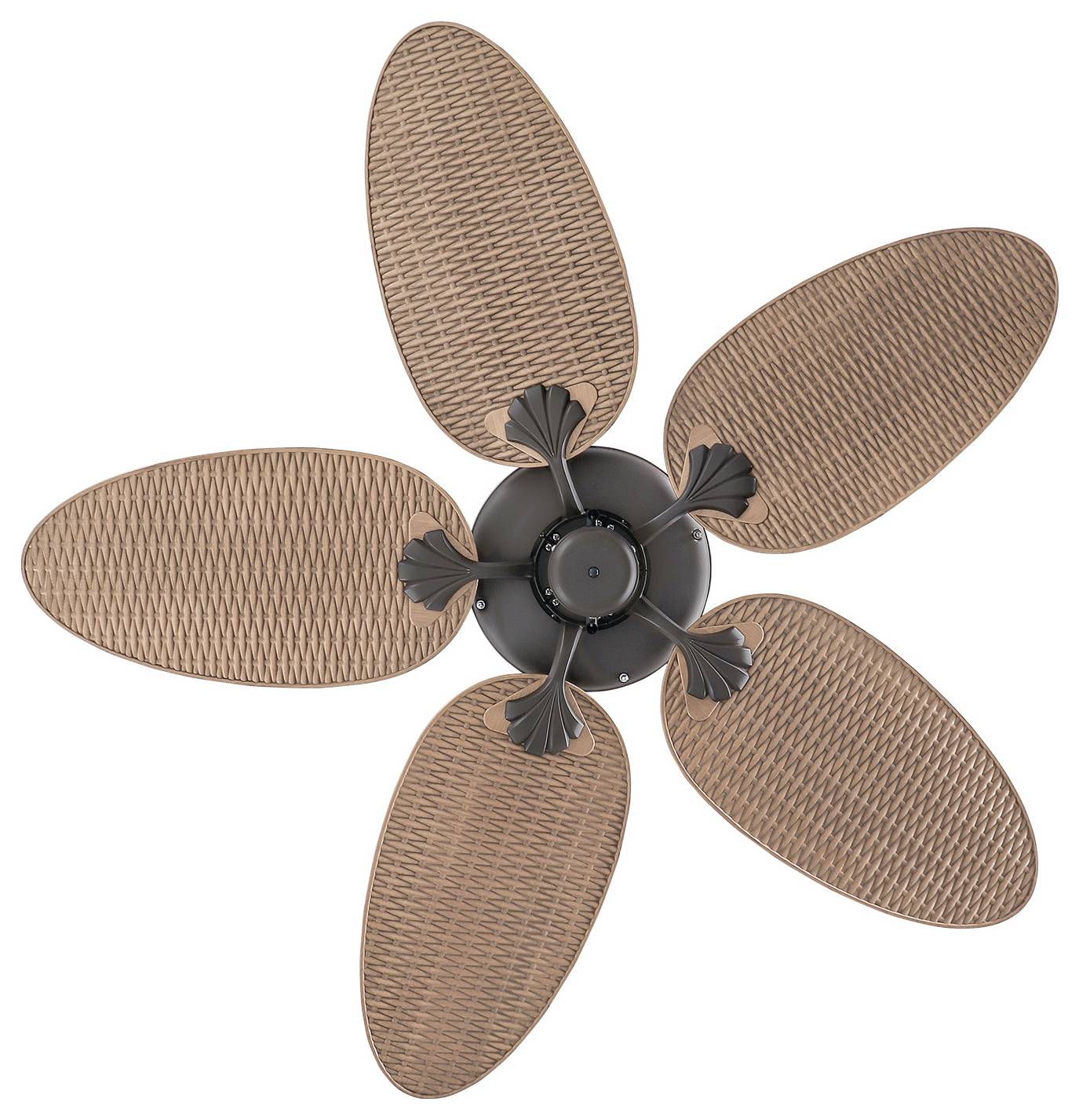 Wentylator sufitowy z pięcioma brązowymi łopatkami o wzorze wiklinowym, wyśrodkowany wokół ciemnometalowego piasty.