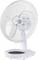 Biały oscylujący wentylator stołowy z trzema łopatkami i ochronną osłoną siatkową. Podstawa ma przyciski sterujące do regulacji prędkości.