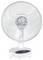Biały wentylator stołowy z ochronną metalową kratką i przyciskami sterowania na podstawie.