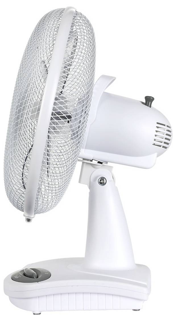 Widok z boku białego oscylującego wentylatora stołowego z metalową kratką ochronną, ustawionego na płaskiej podstawie. U podstawy widoczny jest pokrętło sterujące.