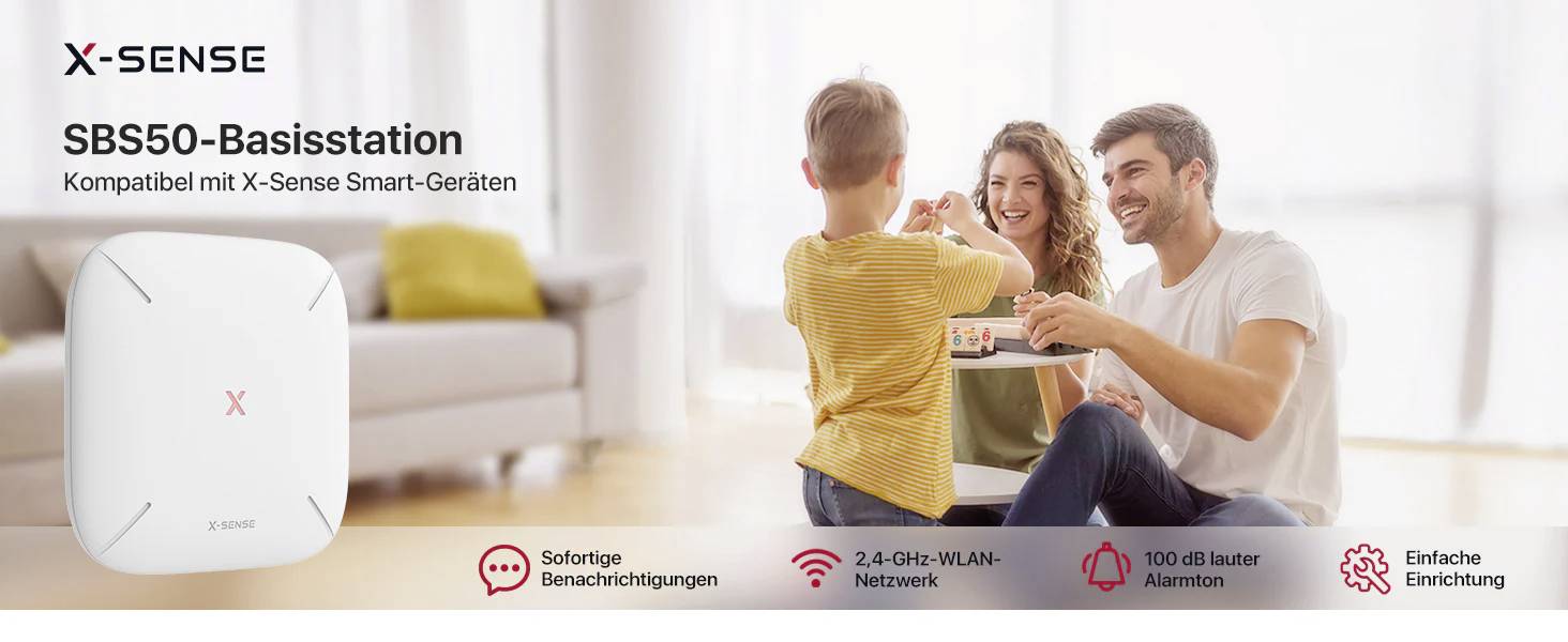 Rodzina siedzi roześmiana na kanapie, podczas gdy dziecko bawi się tabletem. Po lewej stronie: stacja bazowa X-Sense SBS50, połączona przez Wi-Fi.