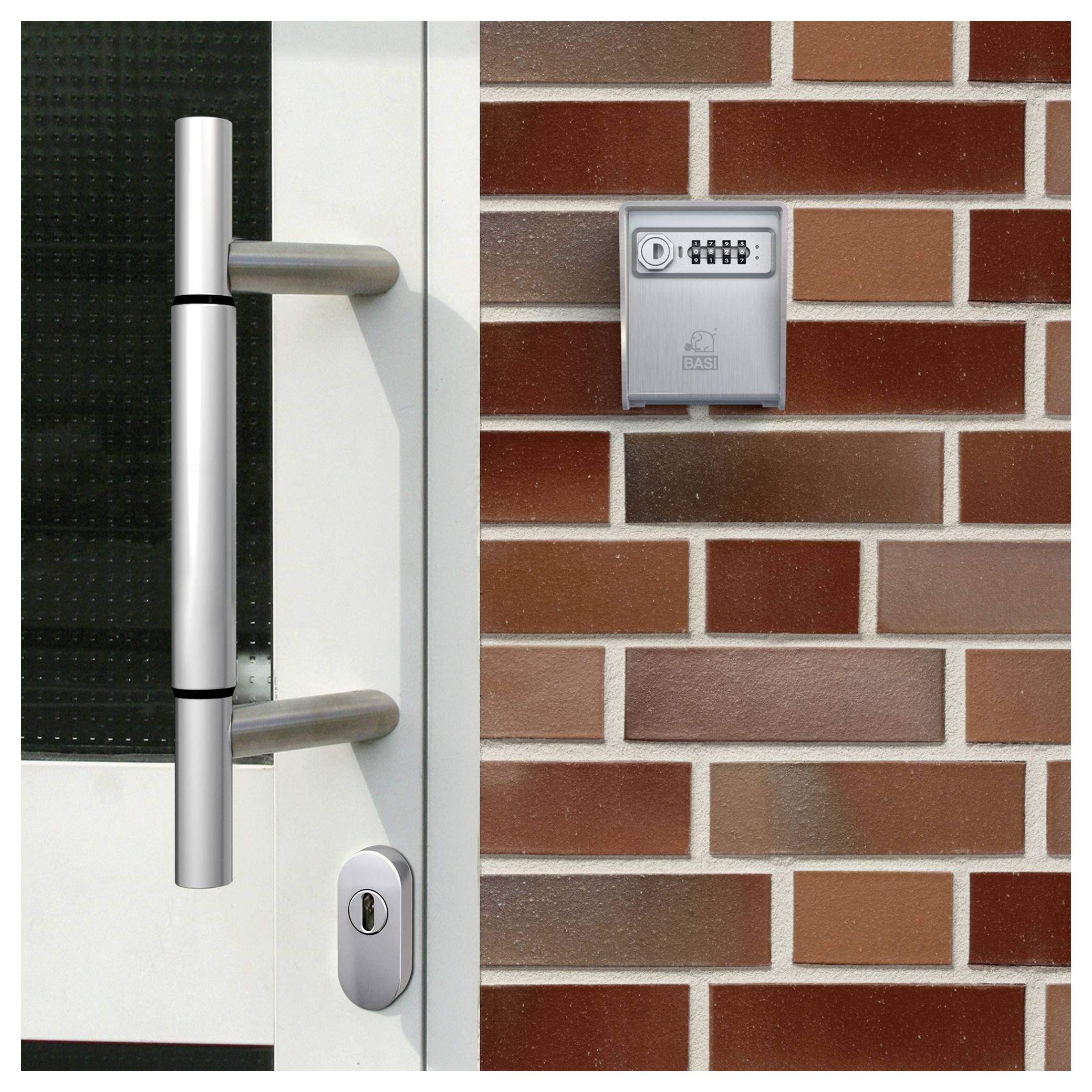 Nowoczesne drzwi ze srebrnym uchwytem i zamkiem obok szafki z zamkiem kombinacyjnym wbudowanej w czerwoną ścianę z cegły.