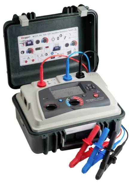 Tester izolacji elektrycznej w otwartej obudowie z podłączonymi sondami, wyświetlający 38 na cyfrowym ekranie. Instrukcje widoczne na pokrywie obudowy.