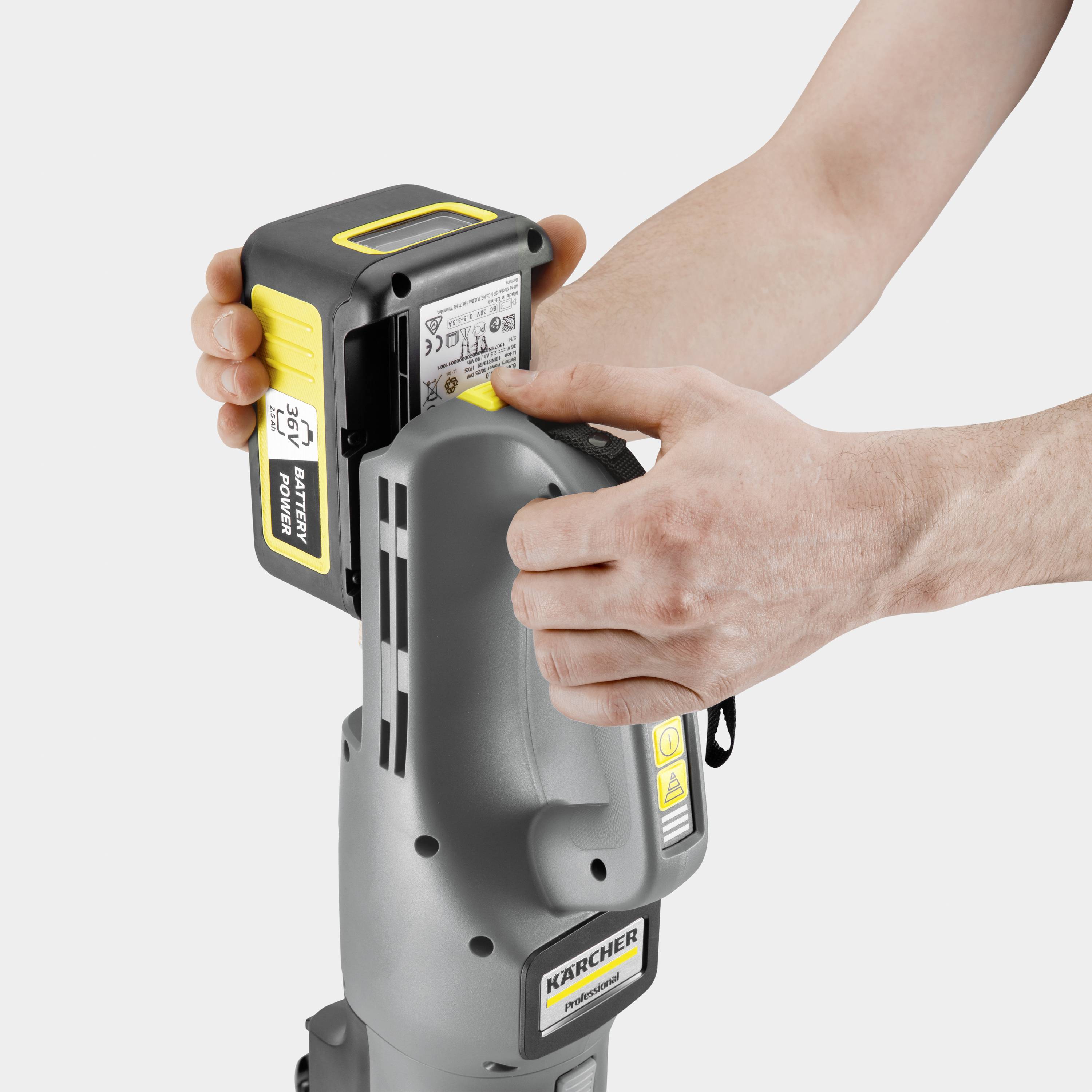 Osoba wkłada akumulator Karcher do urządzenia bezprzewodowego, prezentując proces ładowania i konfiguracji zasilania.