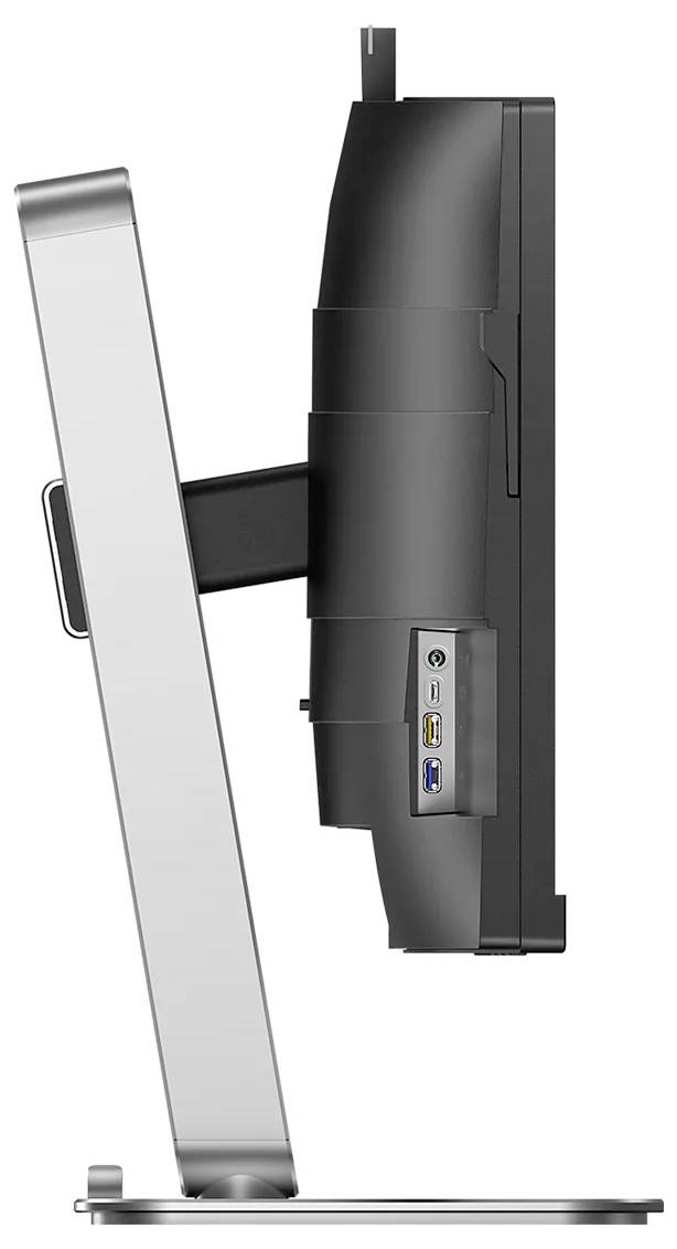 Widok z boku monitora komputerowego na srebrnym stojaku, ukazujący porty z tyłu, w tym HDMI, USB i audio.