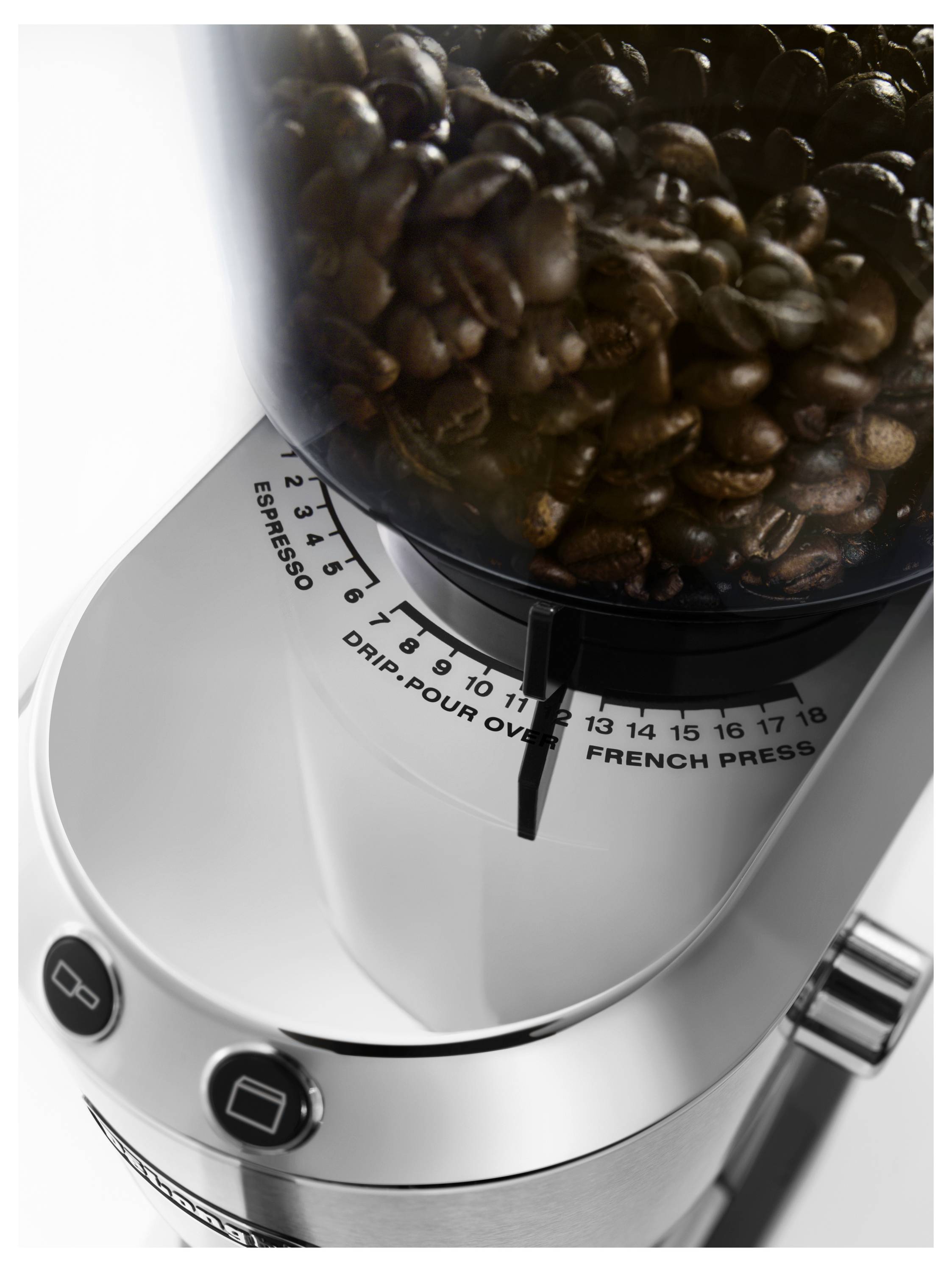 Elektryczny młynek do kawy z ziarnami kawy w środku. Opcje wyboru stopnia zmielenia obejmują 'Espresso', 'Kroplowy', 'Przelewowy' oraz 'French Press'.