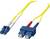 Żółty kabel światłowodowy z niebieskimi i czerwonymi złączkami, wyposażony w dwa złącza LC po jednej stronie i dwa złącza SC po drugiej stronie.