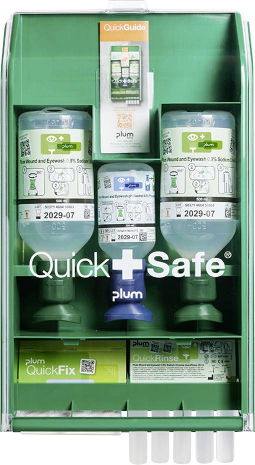 Zainstalowana na ścianie stacja do płukania oczu Plum QuickSafe z dwiema dużymi jednostkami butelek, centralnym QuickGuide oraz zasobami QuickFix/QuickRinse.