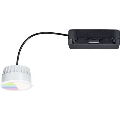 Zamontowana na suficie lampa LED o eleganckiej białej stylistyce, podłączona czarnym przewodem do prostokątnej czarnej skrzynki zasilającej.