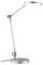 Nowoczesna srebrna lampa biurkowa z regulowanym ramieniem i okrągłą podstawą, zaprojektowana do wydajnego oświetlenia miejsca pracy.