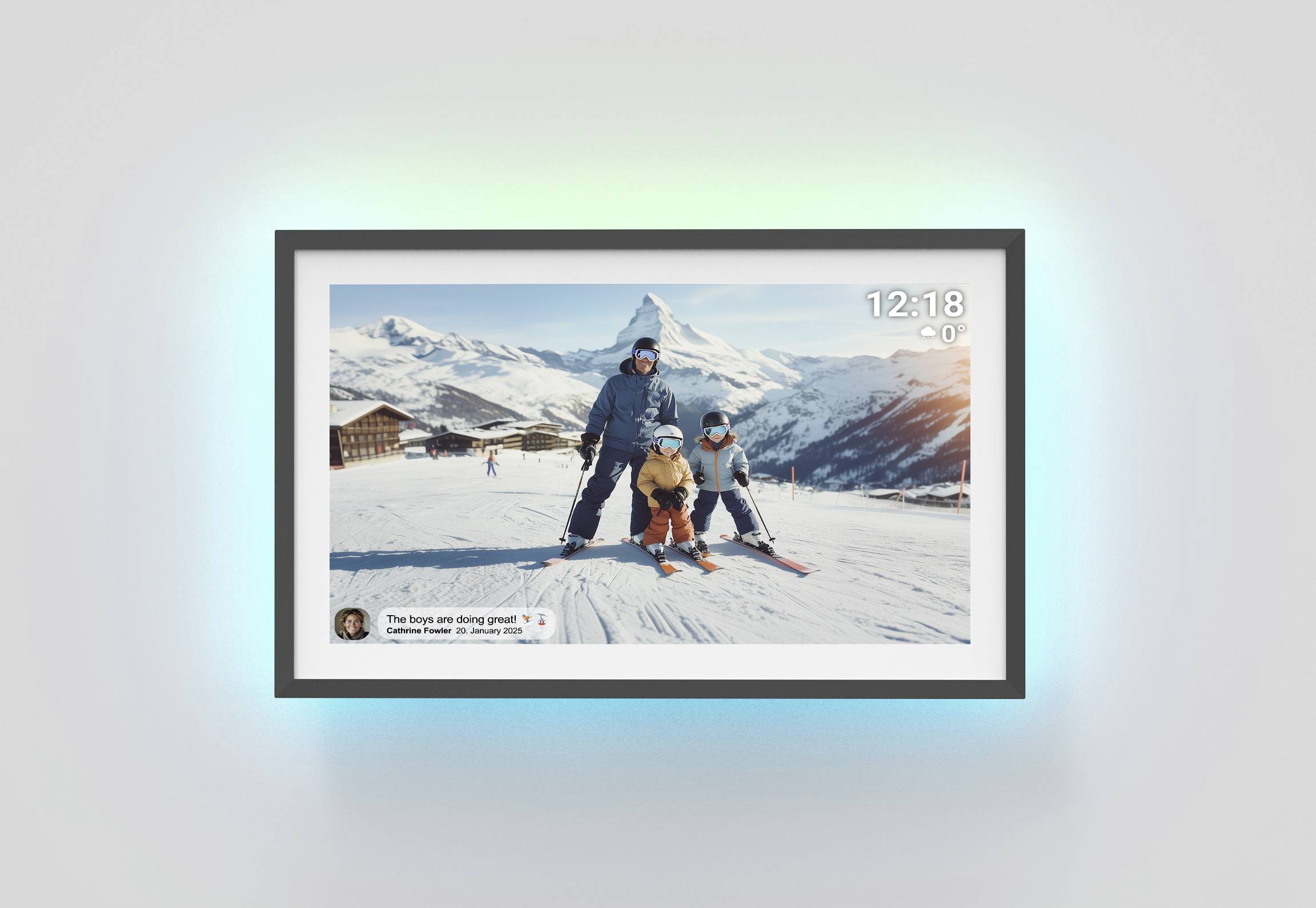 Osoba z dwójką dzieci jeżdżąca na nartach na ośnieżonej górze, w tle drewniane domki. Cyfrowy zegar wskazuje 12:18, temperatura 0°C.