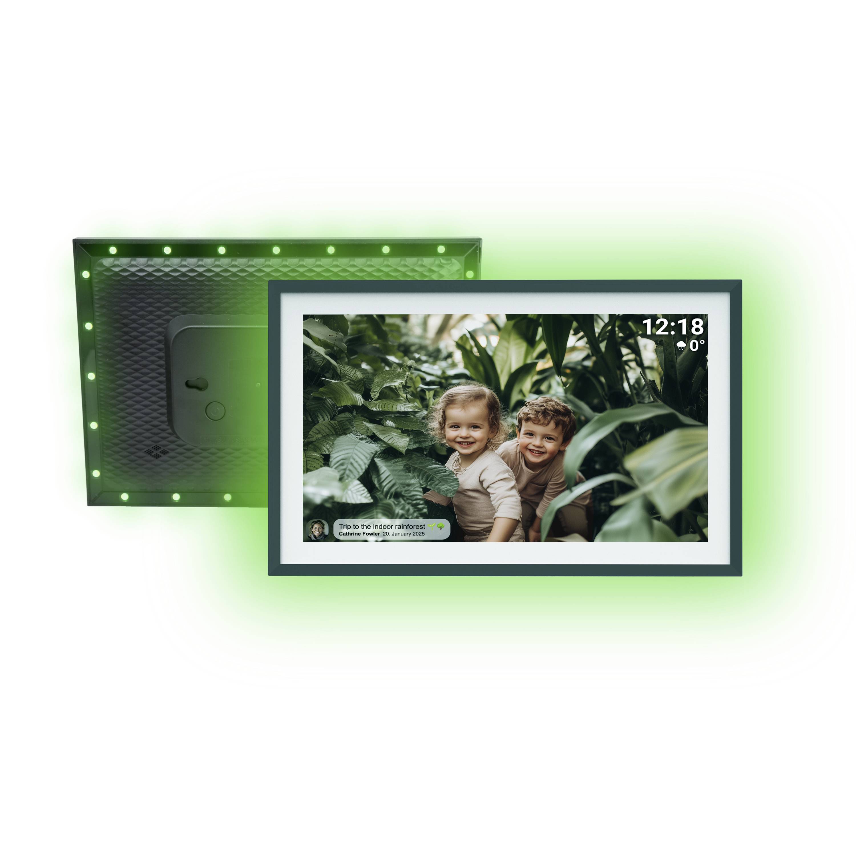 Cyfrowa ramka wyświetla dwójkę uśmiechniętych dzieci otoczonych bujną zielenią roślin. Na ekranie widoczna jest godzina '12:18' oraz temperatura '0°'.