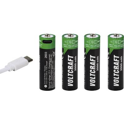 Kabel ładujący USB obok czterech zielono-czarnych akumulatorowych baterii AA VOLTCRAFT 2600 mAh.